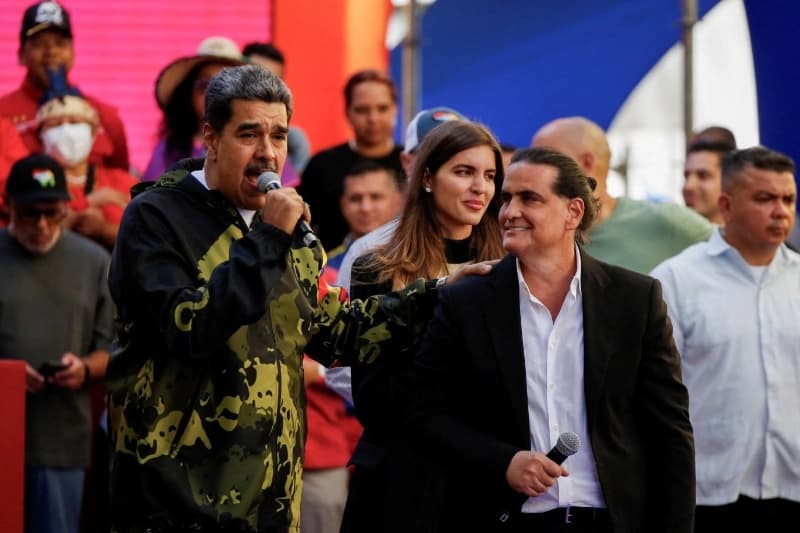 El líder venezolano Nicolás Maduro y el empresario colombiano Alex Saab (a la derecha) asisten a un acto en Caracas, Venezuela, el 23 de enero de 2024. (Leonardo Fernández Viloria/Reuters)