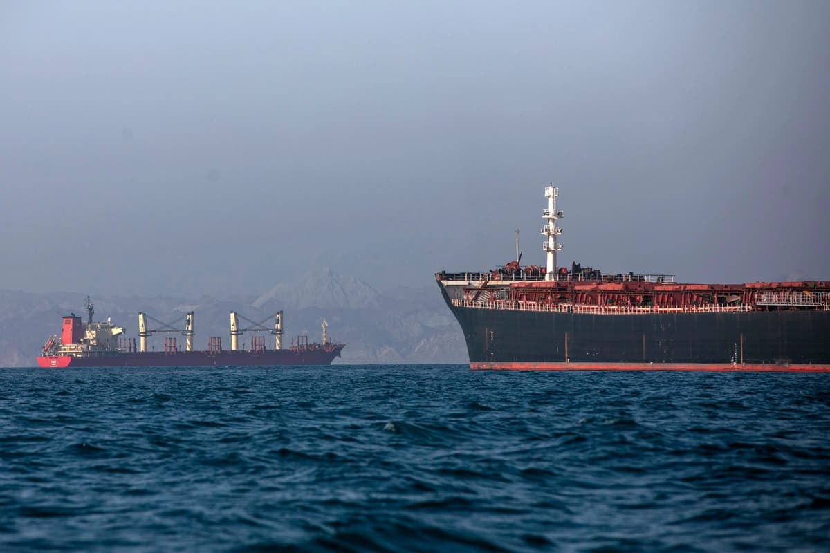 Un remolcador iraní está en primer plano mientras los buques de carga están anclados en el Estrecho de Ormuz frente a Bandar Abbas, Irán, el 4 de mayo de 2026. (Amirhosein Khorgooi/ISNA vía AP)