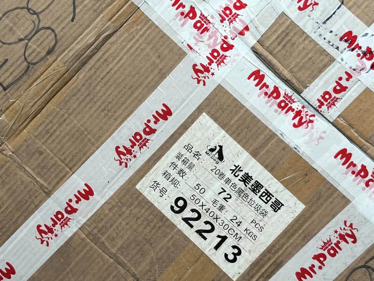 Vista de una caja de cartón que contiene productos fabricados en China, en una tienda del centro de la Ciudad de México el 30 de diciembre de 2025. (Alfredo Estrella/AFP vía Getty Images)