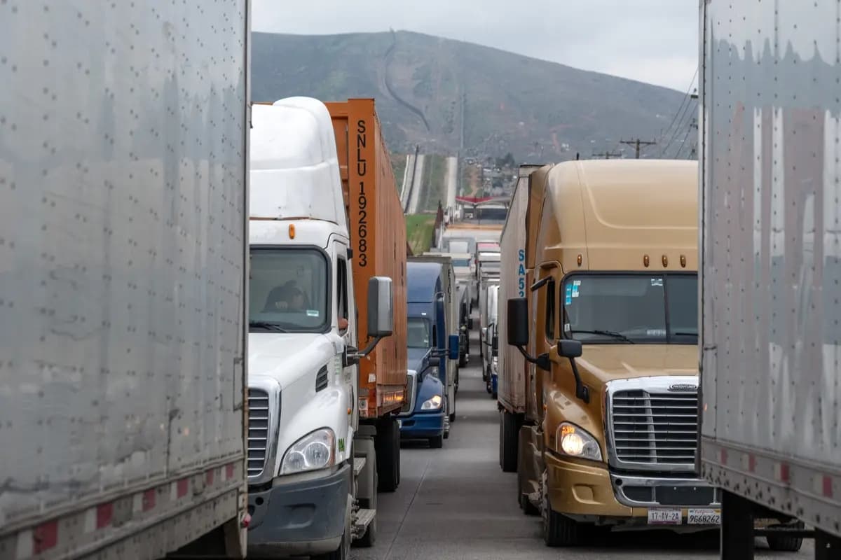 Camiones de carga haciendo fila para cruzar a Estados Unidos en el paso fronterizo comercial de Otay, en Tijuana, estado de Baja California, México, el 26 de marzo de 2025. (Guillermo Arias/AFP vía Getty Images)