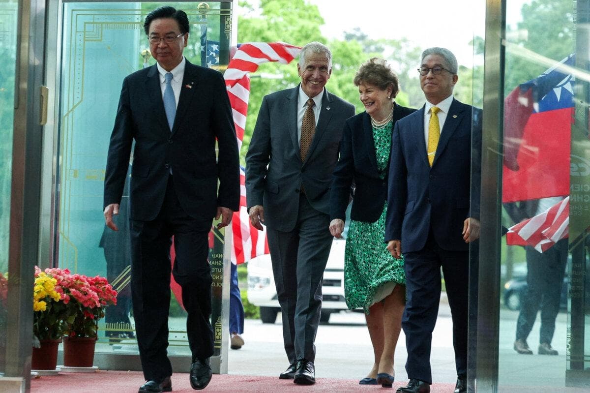 El secretario general del Consejo de Seguridad Nacional de Taiwán, Joseph Wu (izquierda), y los senadores estadounidenses Thom Tillis (segundo por la izquierda) y Jeanne Shaheen (tercera por la izquierda) llegan al Instituto Nacional Chung-Shan de Ciencia y Tecnología (NCSIST) en Taoyuan el 30 de marzo de 2026. (I-Hwa Cheng/AFP vía Getty Images)