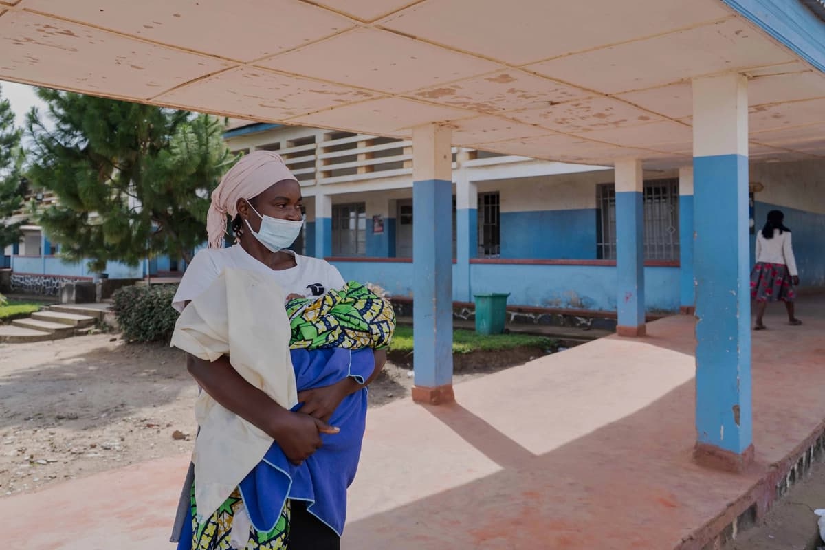 <em>Una mujer permanece de pie frente a un hospital en Bunia, Congo, el 17 de mayo de 2026. (Dirole Lotsima Dieudonne/AP Photo).</em>
