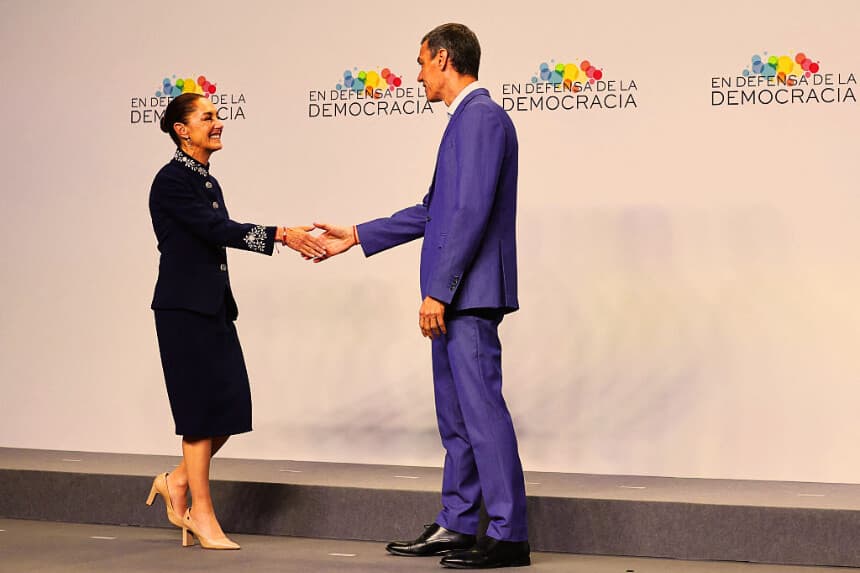 La presidenta de México, Claudia Sheinbaum (izquierda), saluda al presidente del Gobierno de España, Pedro Sánchez, en la «Reunión en Defensa de la Democracia», celebrado en Barcelona el 18 de abril de 2026. (Oscar DEL POZO / AFP vía Getty Images)