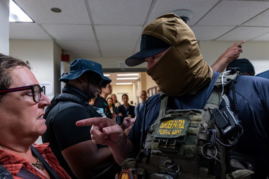 Imagen Ilustrativa: Un agente federal confronta a un miembro de la prensa en los pasillos de la corte de inmigración del Edificio Federal Jacob K. Javits el 5 de agosto de 2025 en Nueva York. (Spencer Platt/Getty Images).