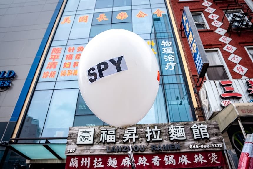 En una rueda de prensa celebrada el 25 de febrero de 2023 en la ciudad de Nueva York, se muestra un globo frente a un edificio que albergaba una comisaría de policía china, ahora cerrada. (Samira Bouaou/The Epoch Times)