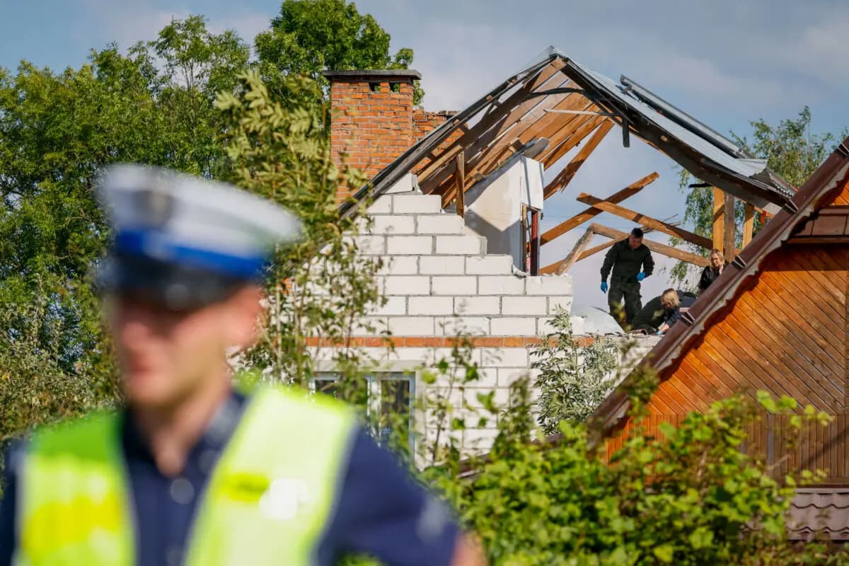 <em>La policía y el ejército inspeccionan los daños en una casa destruida en la aldea de Wyryki-Wola, al este de Polonia, el 10 de septiembre de 2025. (Wojtek Radwanski/AFP vía Getty Images).</em>