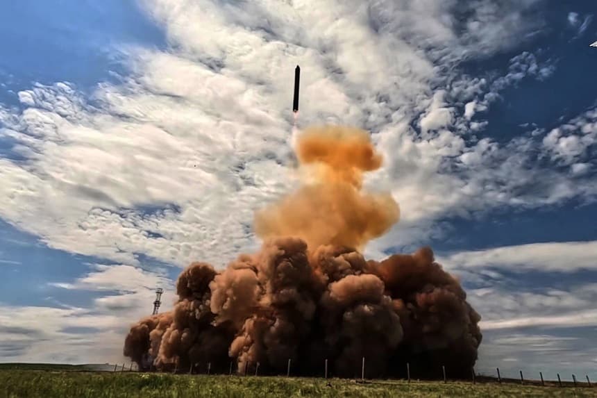 El nuevo misil balístico intercontinental ruso "Sarmat" es lanzado en una prueba en un lugar no especificado de Rusia, en esta imagen extraída de un vídeo facilitado por Rusia el 12 de mayo de 2026. (Servicio de prensa del Ministerio de Defensa ruso vía AP)
