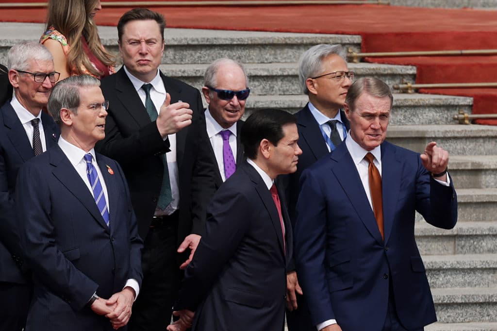El director ejecutivo de Tesla, Elon Musk, el director ejecutivo de Apple, Tim Cook, el director ejecutivo de Blackstone, Stephen A. Schwarzman, y el director ejecutivo de Nvidia, Jensen Huang, mientras el secretario del Tesoro de EE. UU., Scott Bessent, el secretario de Estado, Marco Rubio, y el embajador en China, David Perdue, se encuentran de pie antes de una ceremonia de bienvenida al presidente de EE. UU., Donald Trump, en el Gran Salón del Pueblo el 14 de mayo de 2026 en Pekín, China. (Foto de Alex Wong/Getty Images)