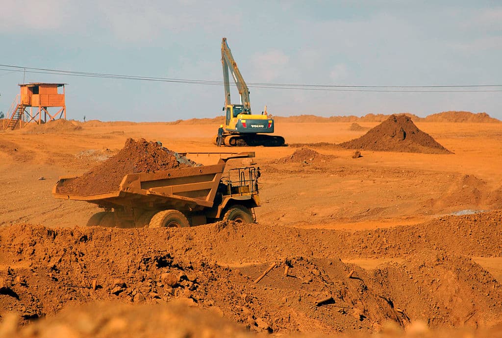 <em>Fotografía de archivo sin fecha que muestra un camión cargando mineral de níquel en la planta estatal Pedro Soto Alba —conocida popularmente como planta de Moa— en Moa, provincia de Holguín. Un tribunal cubano condenó a 12 funcionarios de la empresa estatal por cargos de corrupción, entre ellos tres ex viceministros, según informó el periódico Granma, controlado por el Partido Comunista, el 20 de agosto de 2012. (STR/AFP/GettyImages)</em>