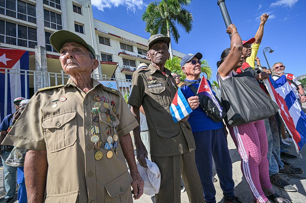 Cubanos asisten a la conmemoración del 67.º aniversario de la Caravana de la Libertad, que marcó la histórica entrada de Fidel Castro a la ciudad y el inicio de la Revolución Cubana, frente al edificio del Grupo de Administración Empresarial S.A. (GAESA), un conglomerado controlado por las Fuerzas Armadas Revolucionarias de Cuba (FAR), en La Habana, el 8 de enero de 2026. (Foto de ADALBERTO ROQUE / AFP vía Getty Images)