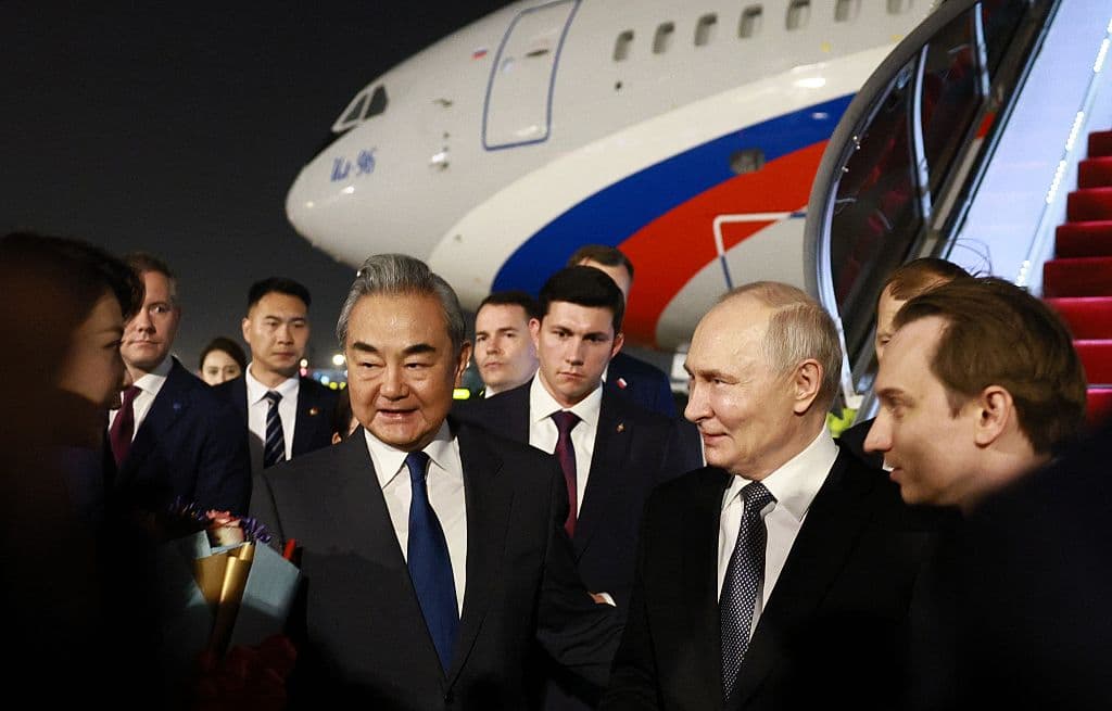 El presidente de Rusia, Vladímir Putin, es recibido por el ministro de Asuntos Exteriores chino, Wang Yi, y otros funcionarios a su llegada al Aeropuerto de la Capital de Beijing a última hora del 19 de mayo de 2026. (Foto de Vladímir SMIRNOV / POOL / AFP vía Getty Images)