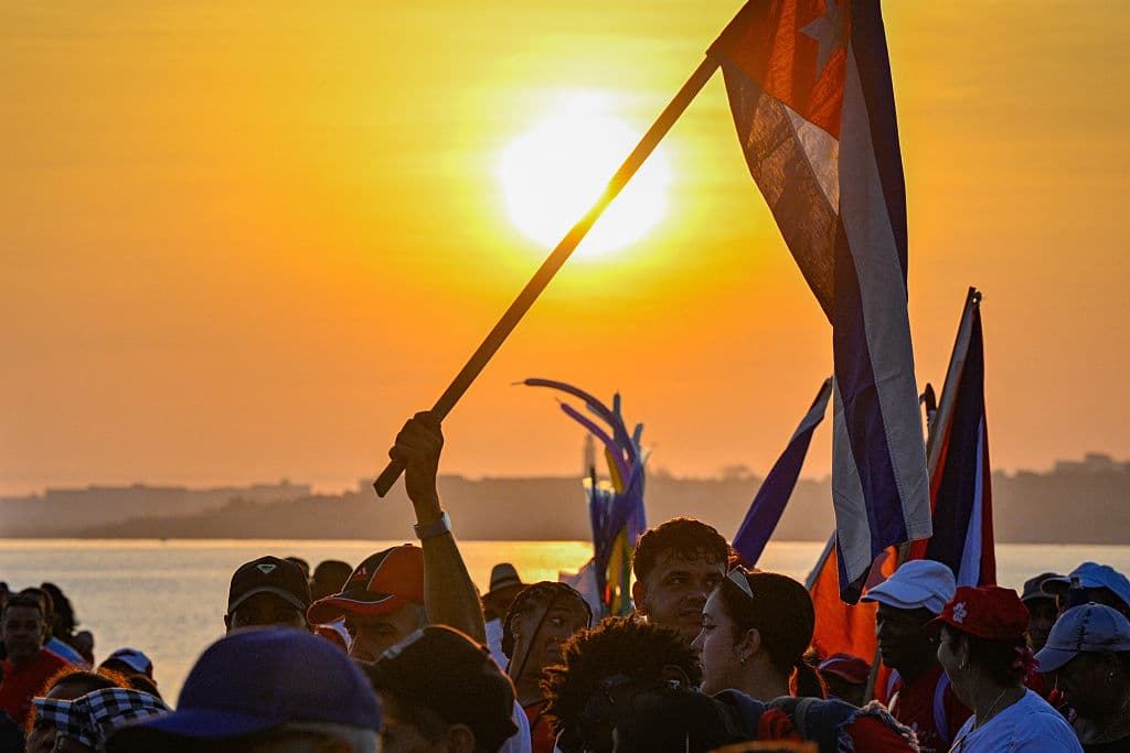 Un hombre porta una bandera cubana en el paseo marítimo de La Habana para conmemorar el Día Internacional de los Trabajadores en la Plataforma Antiimperialista, frente a la Embajada de Estados Unidos en La Habana, el 1 de mayo de 2026. (Foto de ADALBERTO ROQUE / AFP vía Getty Images)