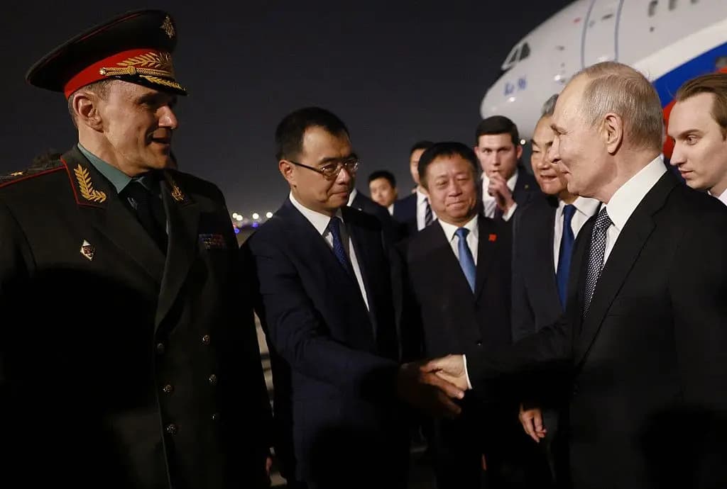 En esta fotografía de archivo distribuida por la agencia estatal rusa Sputnik, el presidente de Rusia, Vladímir Putin (derecha), es recibido por el ministro de Asuntos Exteriores chino, Wang Yi, y otros funcionarios a su llegada al Aeropuerto de Beijing a última hora del 19 de mayo de 2026. (Vladímir Smirnov/Pool/AFP vía Getty Images)