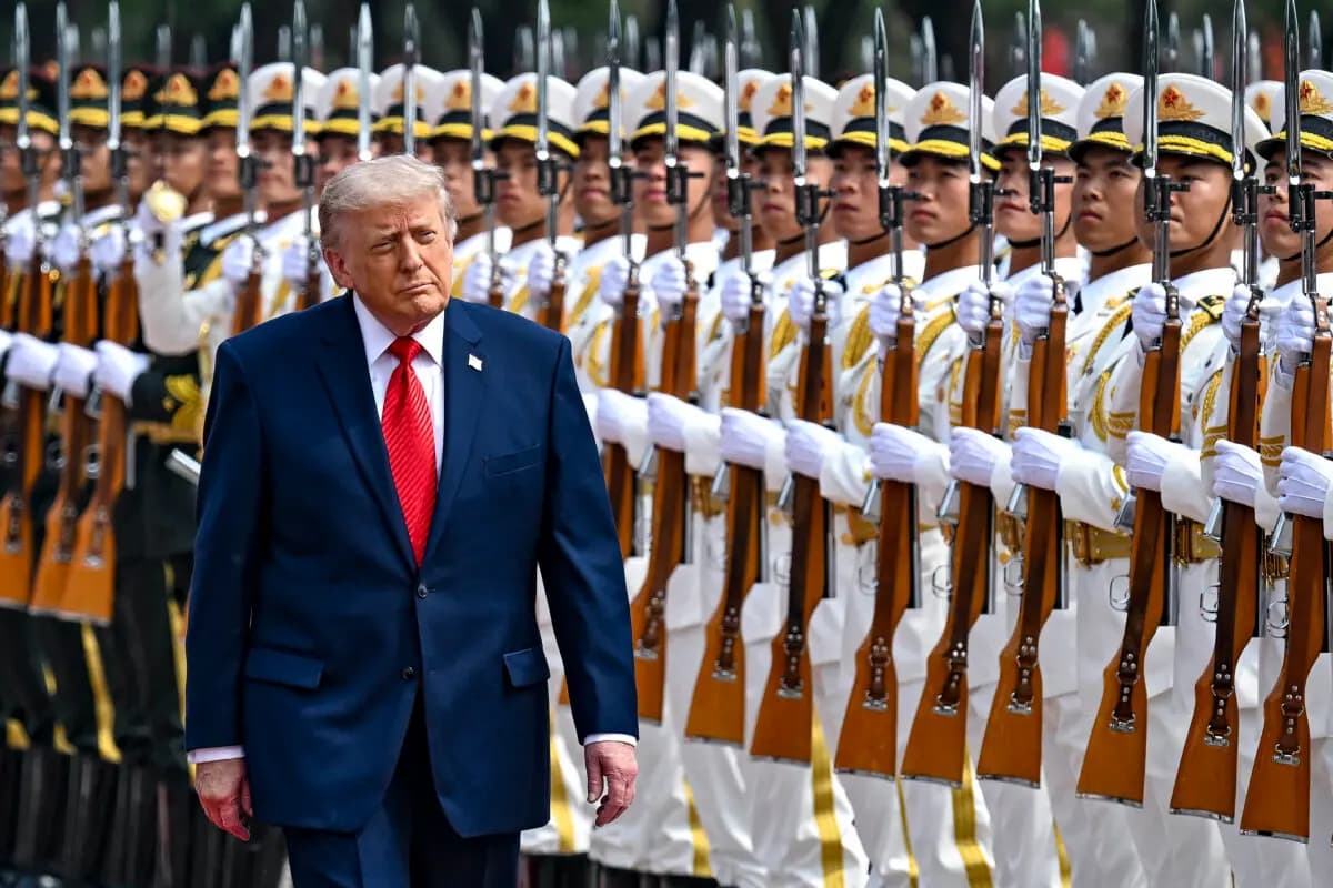 El presidente de Estados Unidos, Donald Trump, pasa revista a una guardia de honor durante una ceremonia de bienvenida en el Gran Salón del Pueblo de Pekín el 14 de mayo de 2026. (Kenny Holston/Pool/AFP vía Getty Images)
