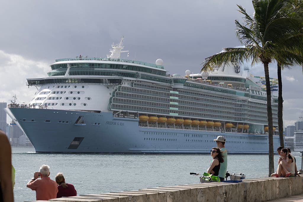 <em>El crucero Freedom of the Seas de Royal Caribbean zarpa del puerto de Miami el 12 de marzo de 2026 en Miami, Florida. (Foto de Joe Raedle/Getty Images)</em>