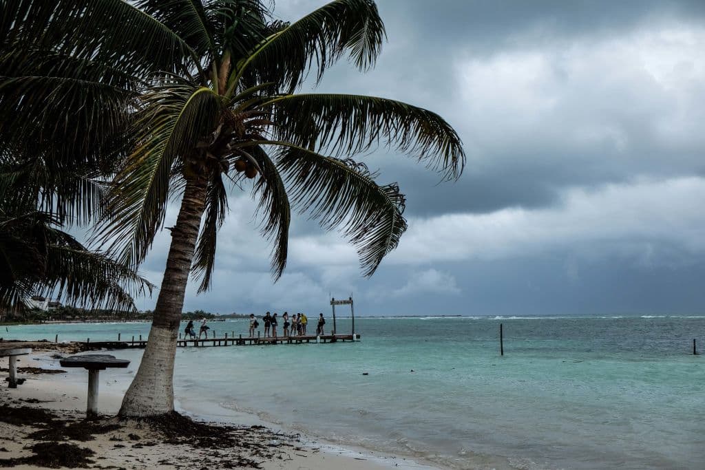 Turistas visitan la playa en Mahahual, estado de Quintana Roo, el 8 de agosto de 2017, tras el paso de la tormenta tropical Franklin por la península de Yucatán, México. (ELIZABETH RUIZ/AFP vía Getty Images)