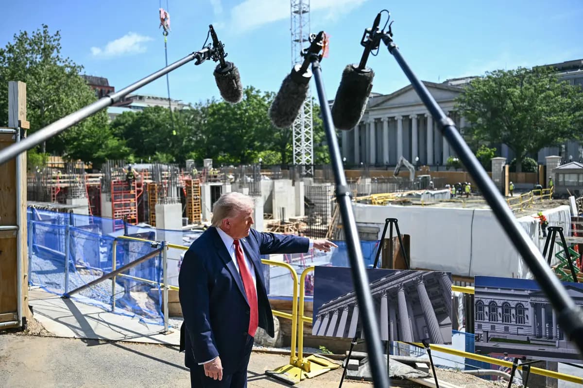 <em>El presidente Donald Trump habla con la prensa cerca del lugar de construcción de su futuro salón de baile en la Casa Blanca en Washington, el 19 de mayo de 2026. (Kent Nishimura/AFP vía Getty Images).</em>