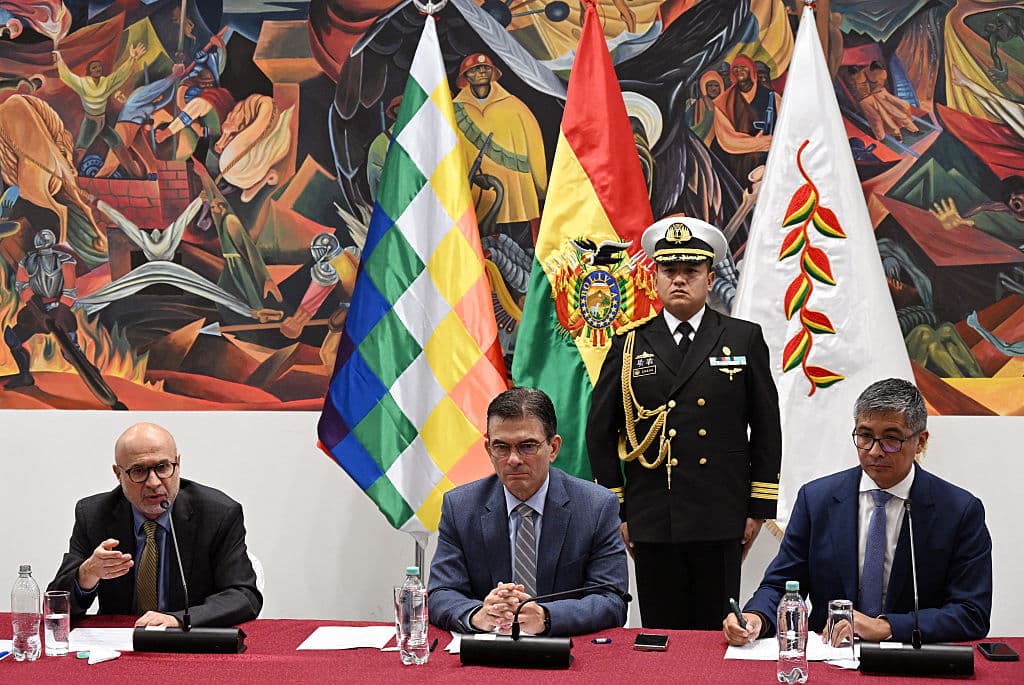 <em>El ministro de la Presidencia de Bolivia, José Luis Lupo (izquierda), habla junto al presidente de Bolivia, Rodrigo Paz (centro), y el ministro de Economía, José Gabriel Espinoza, durante una conferencia de prensa luego de que el gobierno revocara los decretos sobre contratación directa y adjudicación de contratos de obras públicas, en la Casa Grande del Pueblo, sede del Palacio de Gobierno, en La Paz, el 6 de abril de 2026. (Foto de Aizar RALDES / AFP vía Getty Images)</em>