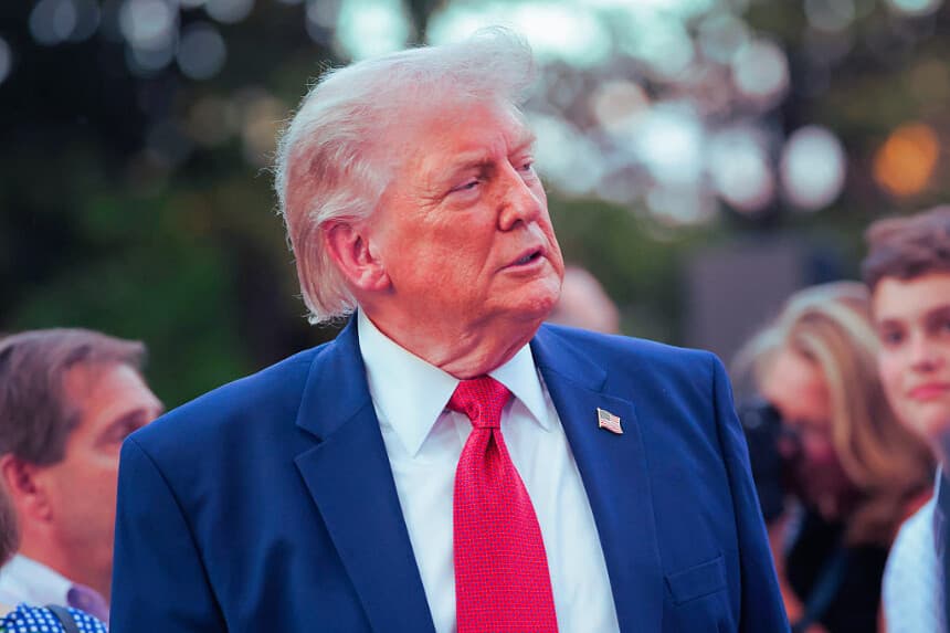El presidente de EE. UU., Donald Trump, saluda a los invitados durante el picnic del Congreso en el Jardín Sur de la Casa Blanca el 19 de mayo de 2026 en Washington, D.C. (Heather Diehl/Getty Images)