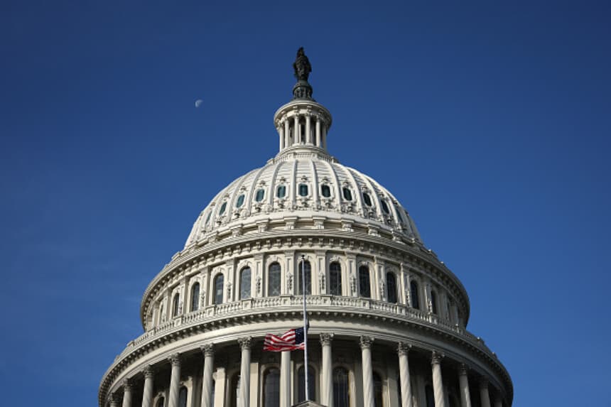 El Capitolio de Estados Unidos aparece la mañana después de que el Senado aprobara una ley para reabrir el gobierno federal el 11 de noviembre de 2025 en Washington, D.C. El acuerdo busca poner fin al cierre gubernamental más largo de la historia, a la espera del voto de la Cámara de Representantes. (Win McNamee/Getty Images).