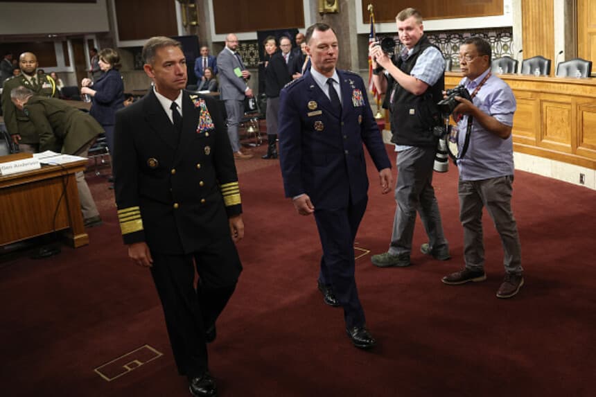 El comandante del CENTCOM, almirante de la Armada Brad Cooper (izq.), y el comandante del AFRICOM, general de la Fuerza Aérea Dagvin Anderson, llegan a una audiencia del Comité de Servicios Armados del Senado en el Capitolio el 14 de mayo de 2026 en Washington, D.C., sobre la postura militar de ambos comandos. (Win McNamee/Getty Images).