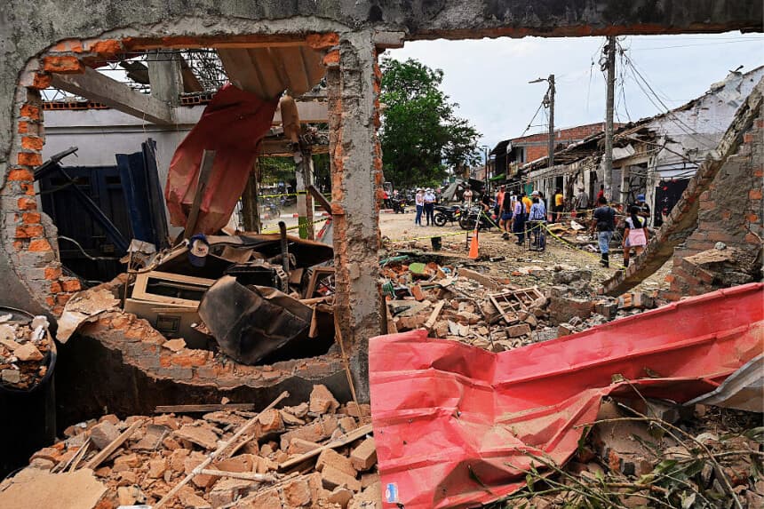 Vecinos observan los daños causados tras un ataque a una comisaría cercana, en Mondomo, Santander de Quilichao, departamento del Cauca, Colombia, el 15 de noviembre de 2025. (JOAQUÍN SARMIENTO/AFP vía Getty Images)