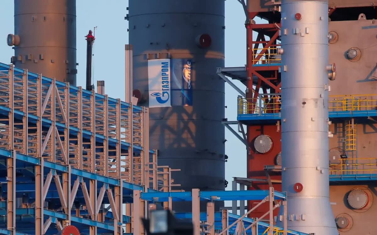 El logotipo de Gazprom se ve en una columna de procesamiento de gas en construcción en la planta de procesamiento de gas de Amur, parte del proyecto "Power of Siberia", a las afueras de la ciudad de Svobodny, en el extremo oriental de la región de Amur, Rusia, el 29 de noviembre de 2019. (Maxim Shemetov/Reuters)