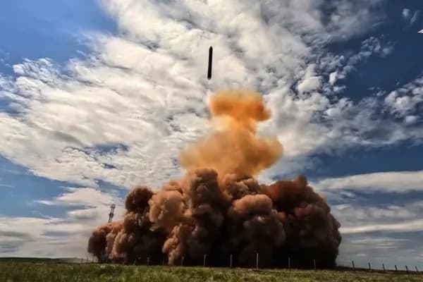 El nuevo misil balístico intercontinental Sarmat de Rusia es lanzado de prueba en un lugar no especificado de Rusia en esta imagen tomada de un vídeo proporcionado por el Servicio de Prensa del Ministerio de Defensa ruso el 12 de mayo de 2026. (Servicio de prensa del Ministerio de Defensa ruso vía AP)