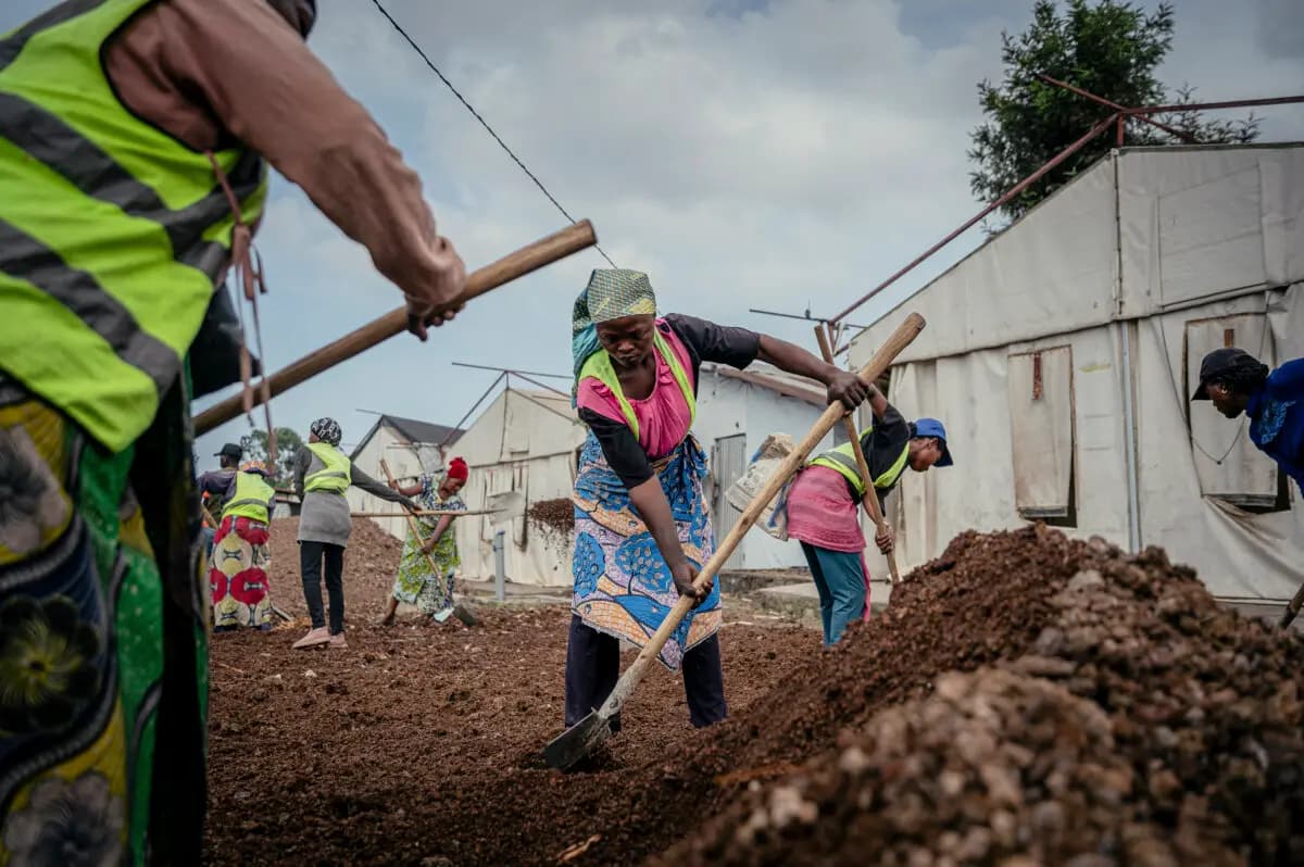 <em>Trabajadores de Kanyaruchinya, en el territorio de Nyiragongo, participan en labores de saneamiento, renovación y nivelación en el antiguo centro de tratamiento del ébola, en Goma, el 19 de mayo de 2026. (Jospin Mwisha/AFP vía Getty Images).</em>