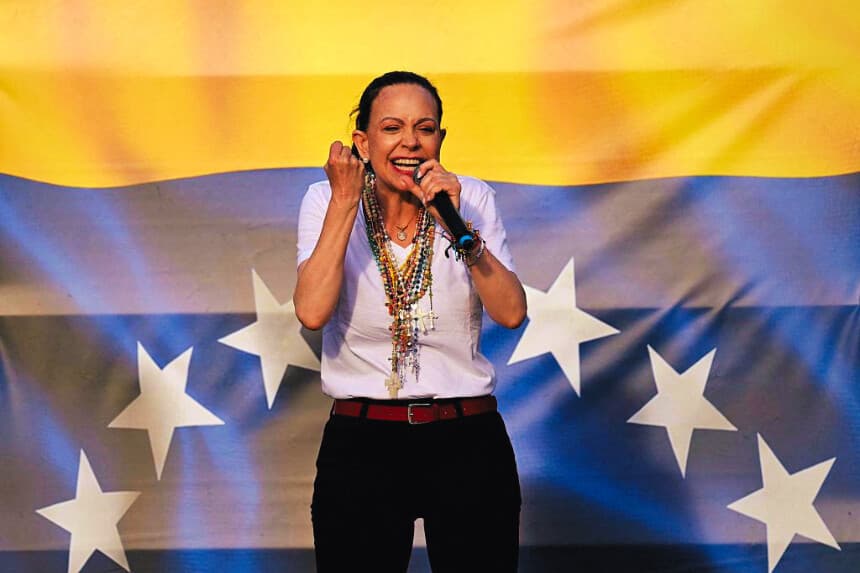 La líder de la oposición venezolana, María Corina Machado, se dirige a sus seguidores desde el escenario en la Puerta del Sol de Madrid, el 18 de abril de 2026. (Javier SORIANO / AFP vía Getty Images)