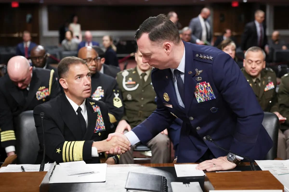 El comandante del Mando de África de EE. UU. (AFRICOM), el general de la Fuerza Aérea Dagvin Anderson (derecha), estrecha la mano del comandante del Mando Central de EE. UU. (CENTCOM), el almirante de la Armada Brad Cooper (izquierda), al concluir su testimonio ante la Comisión de Servicios Armados del Senado en el edificio Dirksen del Senado, en el Capitolio de Washington, el 14 de mayo de 2026. (Win McNamee/Getty Images)