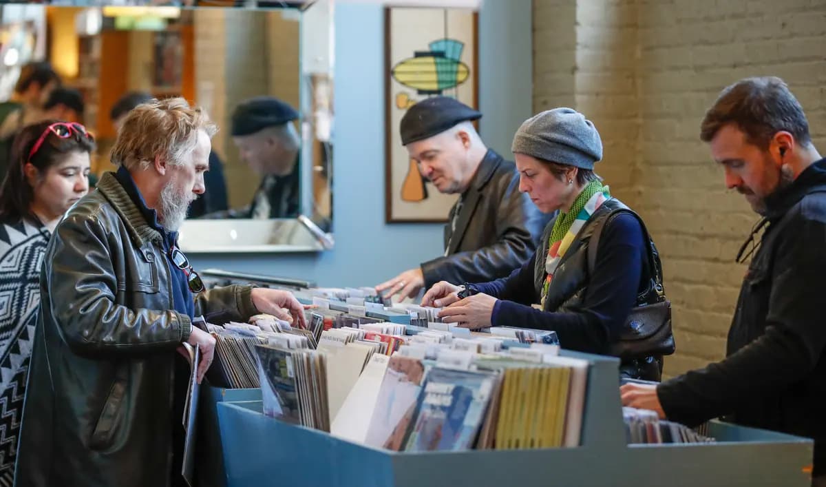<em>Clientes compran discos de vinilo de edición especial en la tienda de música Dusty Groove durante el Record Store Day en Chicago el 13 de abril de 2019. (Kamil Krzaczynksi/Getty Images).</em>