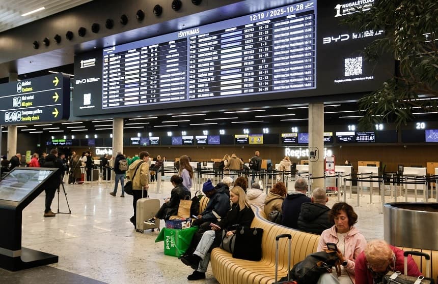 En la imagen se ve a pasajeros de un vuelo en una terminal del aeropuerto de Vilna, Lituania, el 28 de octubre de 2025. (Petras Malukas / AFP vía Getty Images)