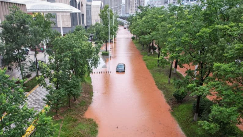 Inundaciones afectan el centro de China mientras residentes cuestionan el drenaje y las descargas de los embalses