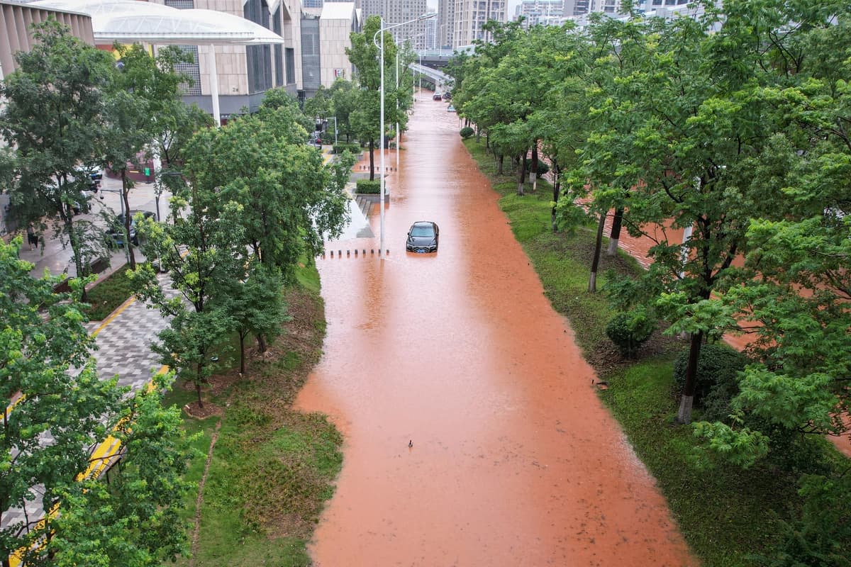 Inundaciones afectan el centro de China mientras residentes cuestionan el drenaje y las descargas de los embalses