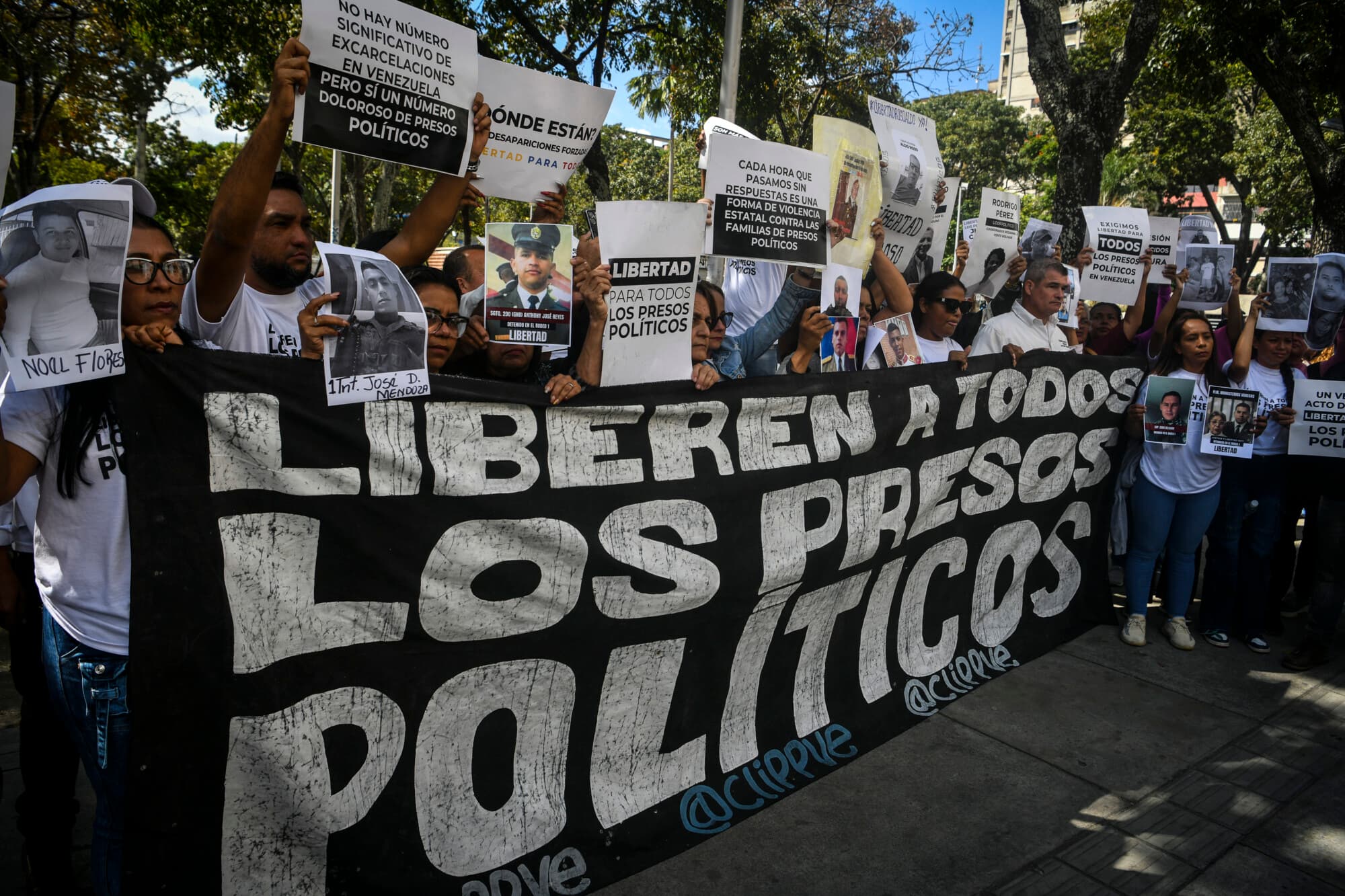Familiares de presos políticos sostienen fotografías y una pancarta en la que se lee "Liberen a todos los presos políticos" durante una protesta frente a la Fiscalía General de la República, en la Plaza Parque Carabobo, el 20 de enero de 2026 en Caracas, Venezuela. (Carlos Becerra/Getty Images)
