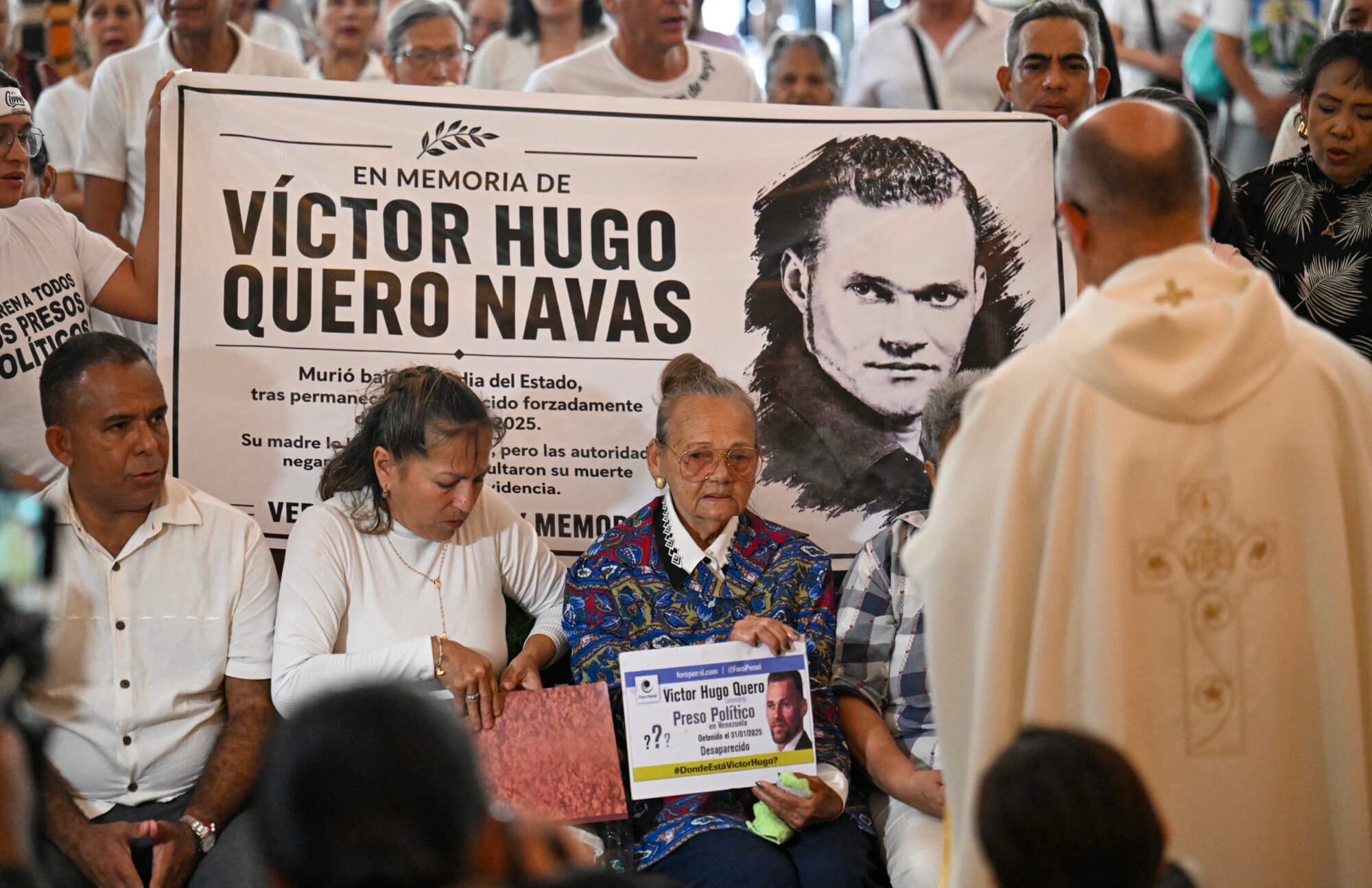 Carmen Navas (tercera por la izquierda), madre del fallecido preso político Víctor Quero Navas, asiste a una misa en su honor en Caracas el 15 de mayo de 2026. (Juan BARRETO / AFP vía Getty Images)