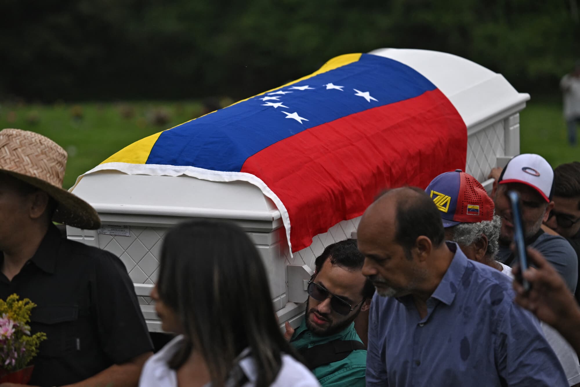 Familiares y miembros de la sociedad civil llevan el féretro de Carmen Navas, madre del fallecido preso político Víctor Quero Navas, durante su entierro en Caracas, el 18 de mayo de 2026. La madre del preso político venezolano Víctor Hugo Quero Navas falleció el 17 de mayo de 2026 a los 81 años, pocos días después de que se confirmara la muerte de su hijo bajo custodia del Estado, según informaron sus familiares a la AFP. (Juan BARRETO / AFP vía Getty Images)