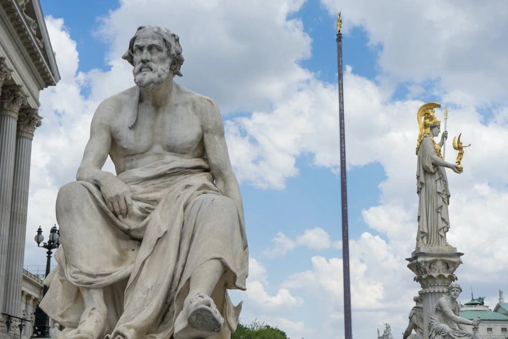 Una estatua del antiguo historiador griego Tucídides frente al parlamento austriaco en Viena. (Sianstock/Shutterstock)