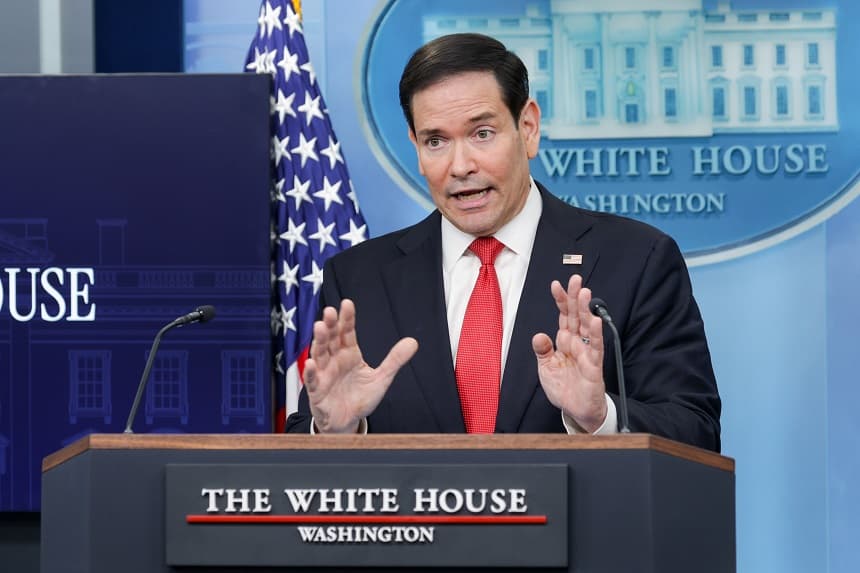 El secretario de Estado de EE. UU., Marco Rubio, interviene durante una rueda de prensa en la sala Brady de la Casa Blanca el 5 de mayo de 2026 en Washington, DC. (Alex Wong/Getty Images)
