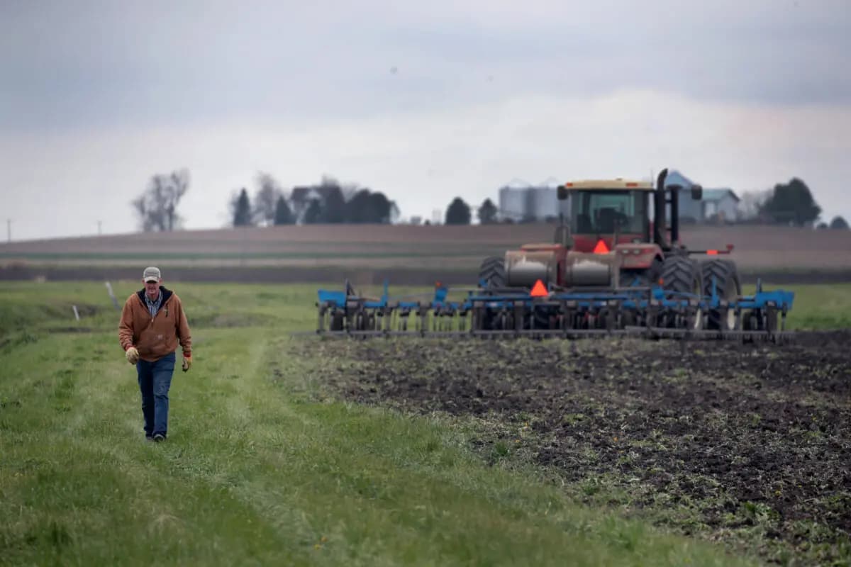 Roger Murphy aplica fertilizante al suelo antes de sembrar el cultivo cerca de Dwight, Illinois, el 23 de abril de 2020. (Scott Olson/Getty Images).
