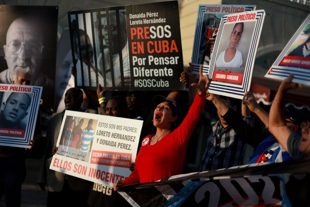 Varias personas sostienen fotografías de presos políticos recluidos en cárceles cubanas durante una manifestación en apoyo a los manifestantes de Cuba, celebrada el 18 de marzo de 2024 en Miami, Florida. (Joe Raedle/Getty Images)