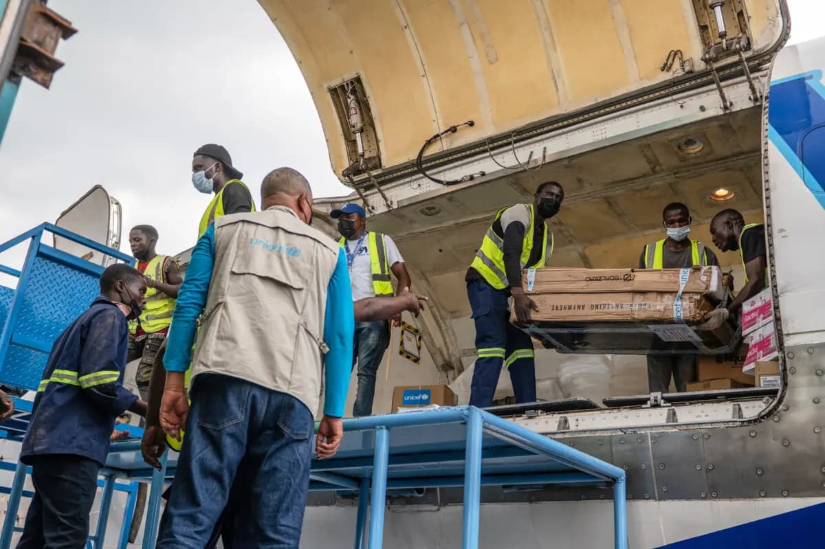 Un grupo de personas descarga un envío de más de 15 toneladas de suministros donados por UNICEF como parte de la respuesta al brote del virus del Ébola, en el Aeropuerto Nacional de Bunia, en Bunia, Congo, el 19 de mayo de 2026. (Moses Sawasawa/AP Photo).