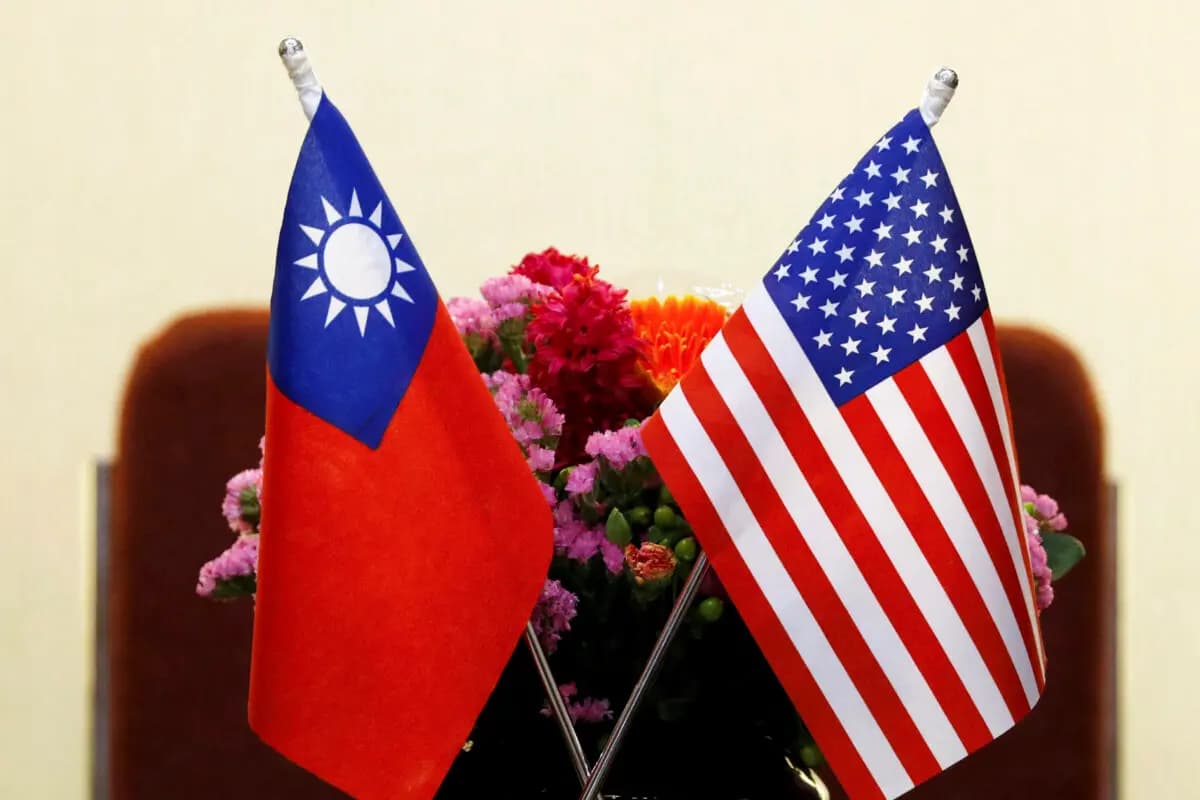 Banderas de Taiwán y de Estados Unidos ondeando en una reunión entre el presidente del Comité de Asuntos Exteriores de la Cámara de Representantes de Estados Unidos, Ed Royce, y Su Chia-chyuan, presidente del Yuan Legislativo, en Taipéi, Taiwán, el 27 de marzo de 2018. (Tyrone Siu/Reuters)