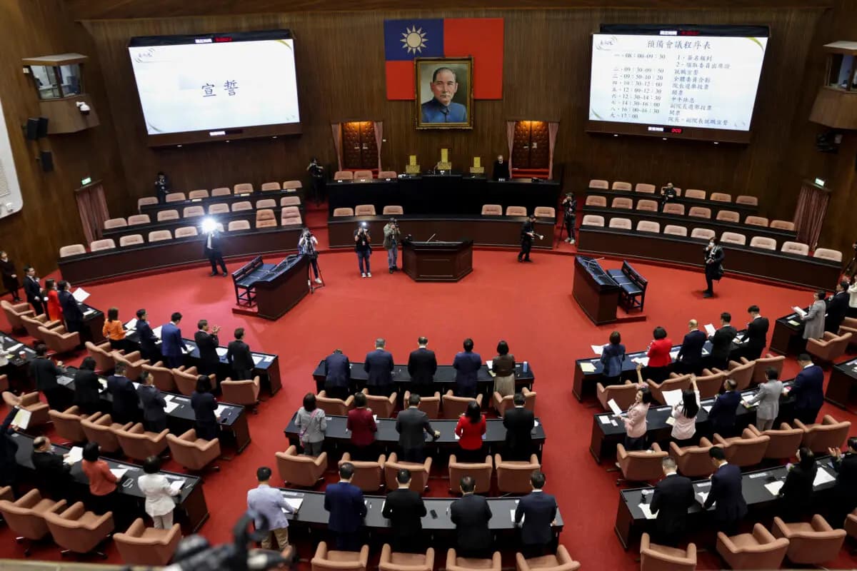 Los legisladores electos asisten a una ceremonia de juramento en la cámara del Yuan Legislativo el primer día de la sesión en Taipéi, Taiwán, el 1 de febrero de 2024. (I-Hwa Cheng/AFP vía Getty Images)