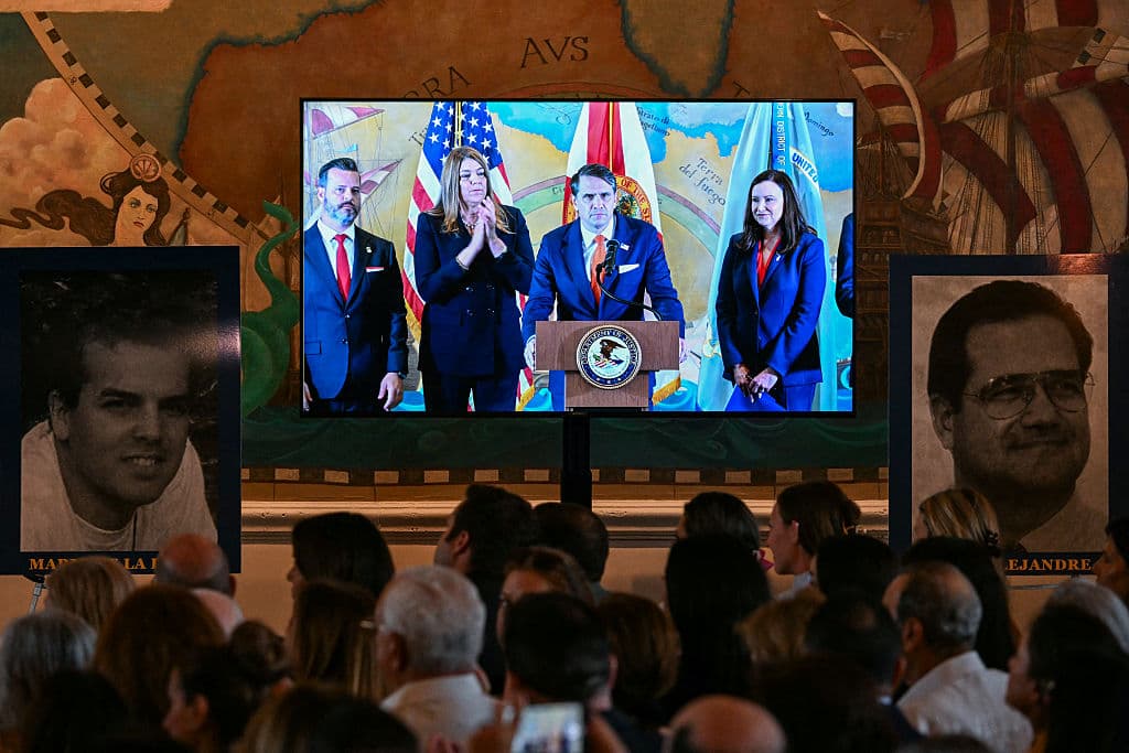 <em>El fiscal general interino de Estados Unidos, Todd Blanche, cuya imagen aparece en pantalla, habla durante una conferencia de prensa en la que se anunció la acusación formal contra el expresidente cubano Raúl Castro, en la Torre de la Libertad en Miami, Florida, el 20 de mayo de 2026. La acusación formal, que se hizo pública, imputó a Castro y a otros conspiración para asesinar estadounidenses, entre otros cargos. (Foto de CHANDAN KHANNA / AFP vía Getty Images)</em>