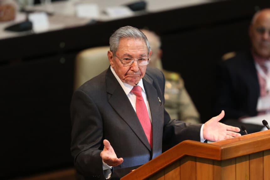 El expresidente cubano Raúl Castro interviene durante la Asamblea Nacional en el Palacio de Convenciones de La Habana, el 19 de abril de 2018. Ese día, Miguel Díaz-Canel se convirtió en el primer presidente cubano no perteneciente a la familia Castro desde 1976. (Alexandre Meneghini-Pool/Getty Images).