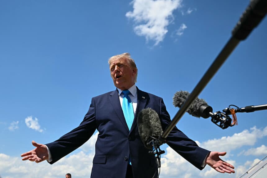 Donald Trump habla con periodistas tras bajar del Air Force One en la Base Conjunta Andrews, Maryland, el 20 de mayo de 2026, a su regreso a Washington, D.C. Trump reaccionó a la acusación del Departamento de Justicia contra el expresidente cubano Raúl Castro por el derribo en 1996 de aviones civiles de “Hermanos al Rescate”. (Kent Nishimura / AFP vía Getty Images).