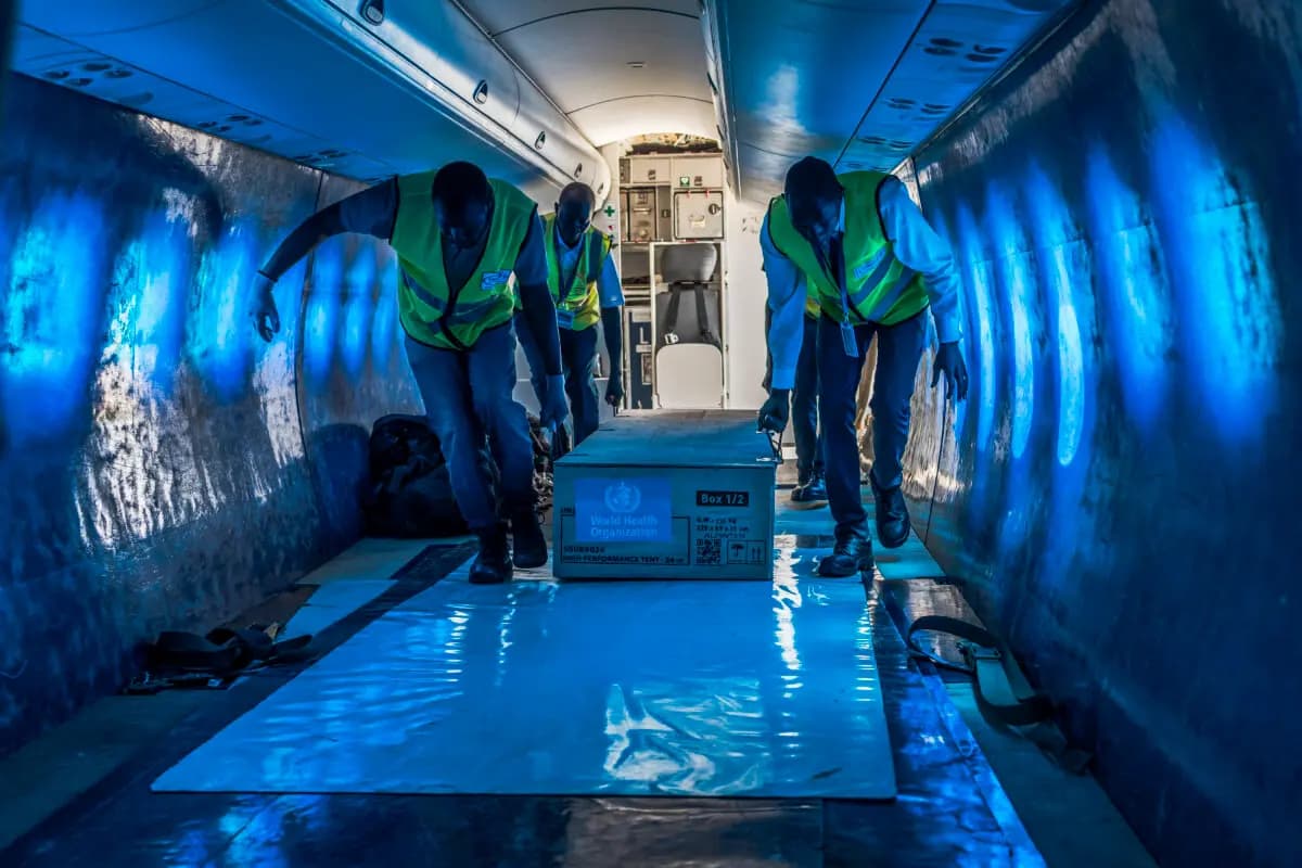 <em>Personal de tierra carga suministros médicos en un avión chárter operado por el Servicio Aéreo Humanitario de las Naciones Unidas (UNHAS) con destino a Bunia, en el este de la República Democrática del Congo, mientras la Organización Mundial de la Salud (OMS) coordina la entrega como parte de la respuesta a un brote de ébola, en el Aeropuerto Internacional Jomo Kenyatta de Nairobi, África, el 20 de mayo de 2026. (Tony Karumba / AFP vía Getty Images).</em>