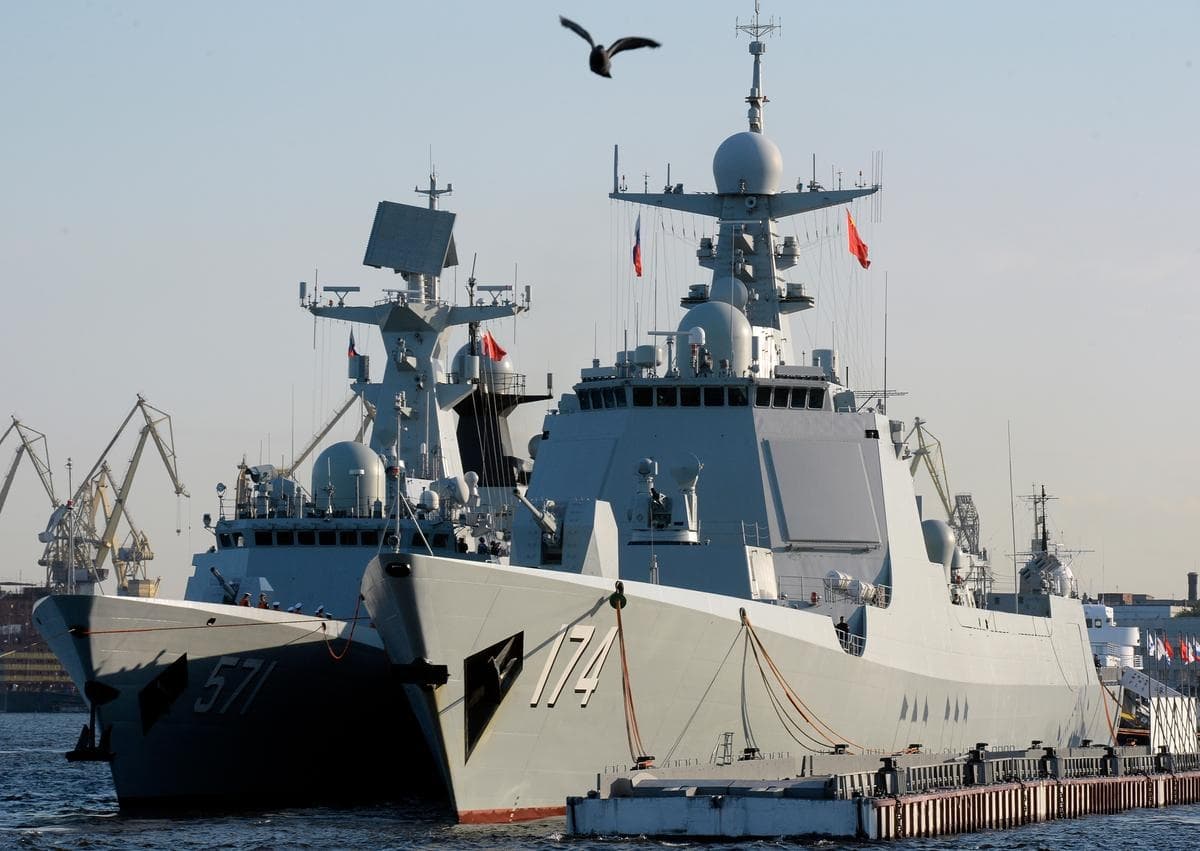 Un destructor lanzamisiles chino Tipo 052D, el Hefei (derecha), y una fragata china Tipo 054A, el Yuncheng (denominación de la OTAN: Jiangkai), atracaron en San Petersburgo, Rusia, el 27 de julio de 2017. (Olga Maltseva/AFP vía Getty Images)